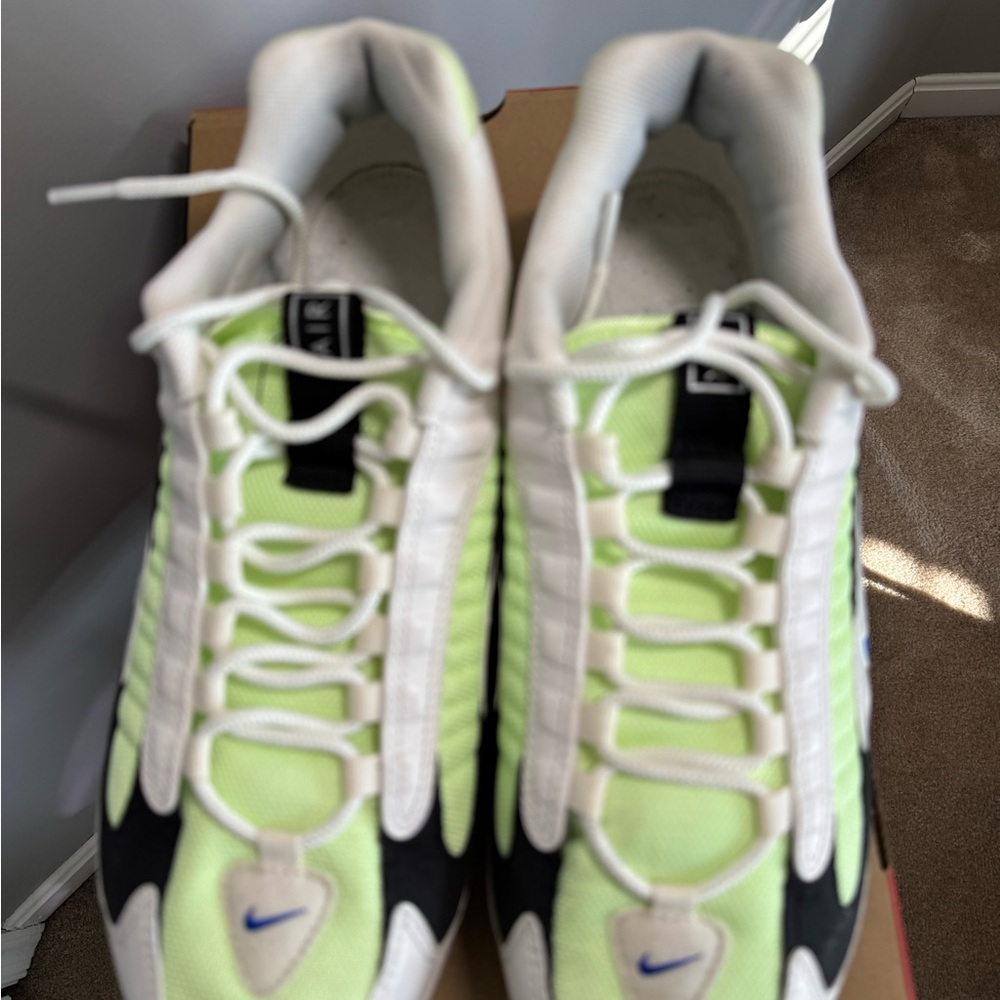 Men’s Nike Air Max Triax running shoes. - Picture 8 of 8